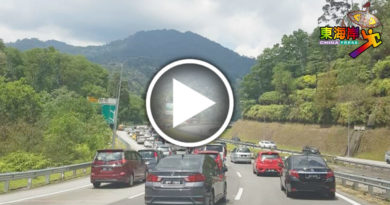 众多车辆涌上云顶     云顶山脚路段拥挤