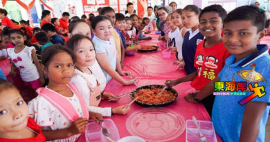 地里望华校别开生面   大人小孩 百人捞生