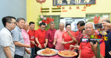 周高：忽略亲情乡情  恐拜金主义改变社会