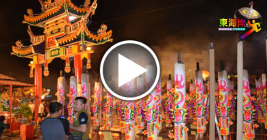 除夕初一膜拜人潮多     文冬广福庙香火鼎盛