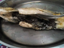 妇女煎石班鱼  鱼肚爆开  流出黑色黏液