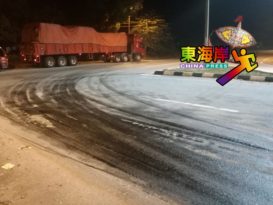 加叻路转工业区三岔路口U型油渍好危险（有视频）