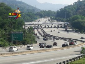 民众趁假期出游加叻大道文冬大塞车（有视频）