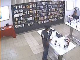 男子假冒顾客上门  趁店员不留意  抢手机