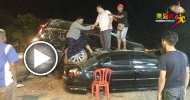 四驱车 卡在 轿车上   小贩顾客救司机