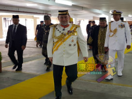 莅临丹州议会 苏丹莫哈末五世风采依旧
