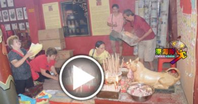 善信涌往广福庙祈福    打小人 劈啪响