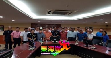 【今日东海岸头条】货卡频接罚单风波警民对话许承诺考察罚单程序一个月