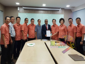 求重检讨招牌附爪夷字政策 关丹15组织呈书州政府 应鼓励非强迫