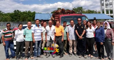 再度对峙！  34土展区小园主今再拦住一辆载油棕果罗里送警局