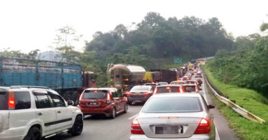 拖格罗厘翻覆  大塞车
