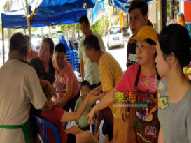 用餐女生惊厥抽搐 热心者合力助送医（有视频）