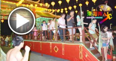 庆典热闹香火鼎盛 六壬宫神诞 人潮不减