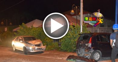 轿车午夜失控  连撞2电话亭2倒霉车（有视频）