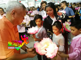 逾500人响应登佛教会庆典 迎佛花车游行
