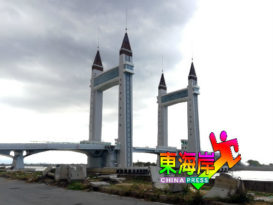 登大臣温馨叮咛  车行吊桥上勿停留