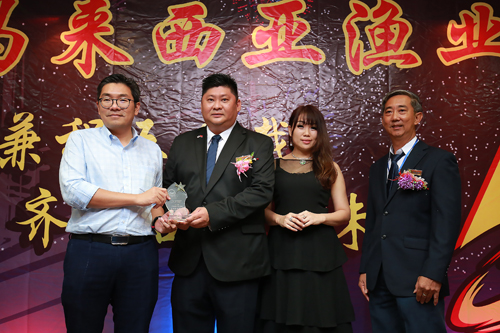 沈志勤（左起）颁发2019年卓越渔业成就奖给张赈琮及卢纚菀夫妇，右为谢添僖。