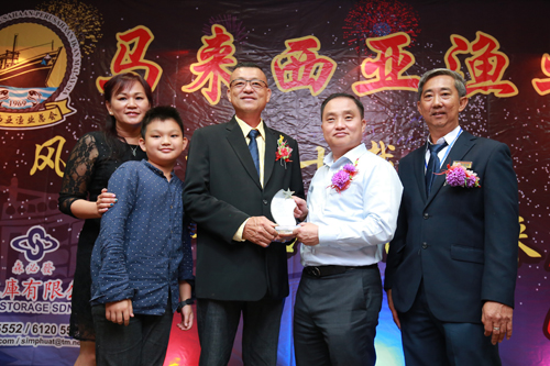 黄瑞林（右2）在谢添僖（右）陪同下，颁发2019年卓越渔业成就奖给谢悦富，左起为谢慧敏及谢宗锦。