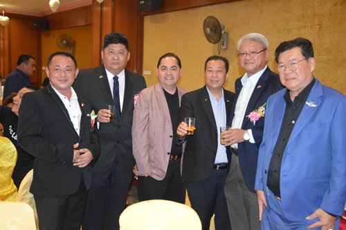 许建登（左起）、张赈琮、江德兴、蔡宝强、姚迪聪及陈雅峇在会上举杯共饮，为渔总欢呼。