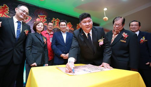 张赈琮（右3）在沈志勤等见证下，在就职书上签名，出任马来西亚渔业总会副会长职。