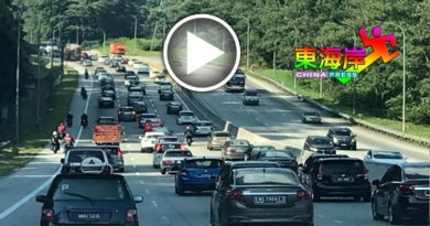 民众趁连假出游返乡   加叻大道 排长龙