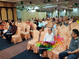 【今日东海岸头条】．关丹中总会员大会．检讨会所装修风波遭冻结者 举手表决 二去二留 半数会员中途离场