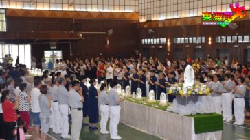 淡属慈济浴佛典礼 700人礼佛足接花香（有视频）