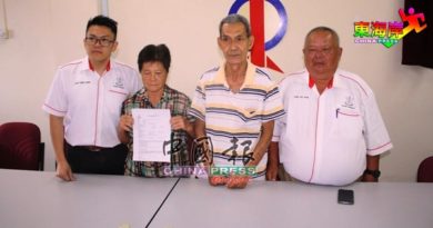 提款机“吞”卡 存款少5000老妇疑遭人盗提（有视频）