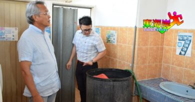 接小贩投诉 卫生问题  黄德李政贤 突击公厕