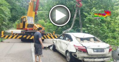 行驶旧路冲进河司机溺毙　轿车吊起 毁不成形