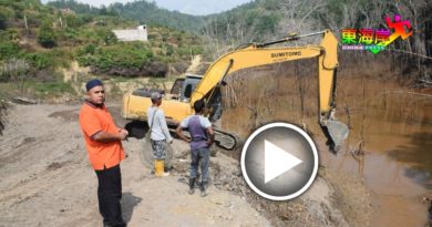 排水沟堵塞 成“堰塞湖” 承建商放水 道路重现