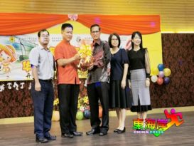 何启文：配合下调投票年龄应加设认知政治教育（有视频）