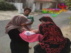 草丛哭声被听到  小猫救弃婴