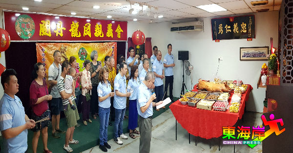 张继升（前排右3）率领龙冈亲义会理事会员拈香庆祝关帝圣君千秋宝诞。