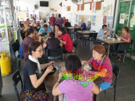 假期一家人去“叹”茶 茶室高朋满座