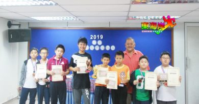 立卑县象棋公开赛3组别优胜者诞生