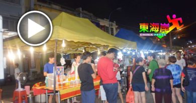 暴风雨后严重损坏文化街小贩 自备帐篷