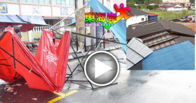 暴风雨袭 文冬吹走屋顶 吹翻文化街帐篷