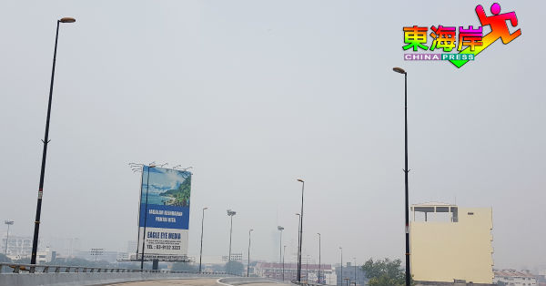 关丹市于周五（2日）的烟霾加剧，空气污染已达90点。