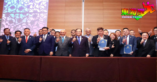 旺罗斯迪（前排左7起）率领彭州代表团，与新国、国际企业外资达成11项谅解备忘录。