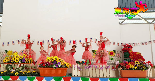 哈萨克斯坦少年组舞团为学生来宾呈献优美传统民族舞。