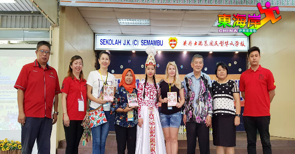 林玊贵（左7）代表校方赠送纪念品予3国拜访团代表，左起林健辉、刘淑芬、罗素君及张志俊。