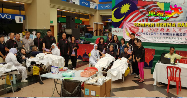 张赈琮（后排站左6）与执委们慰问捐血民众及医务人员。