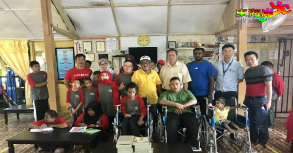 文德甲州议员胡智云今日捐献3轮椅予文德甲世代之光残障院，与部分学生合影，前排站左2为院主持人丽莎。
