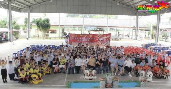 双溪索培民华校董家协及师生与台湾金门县烈屿国民中学访问团开心合照。