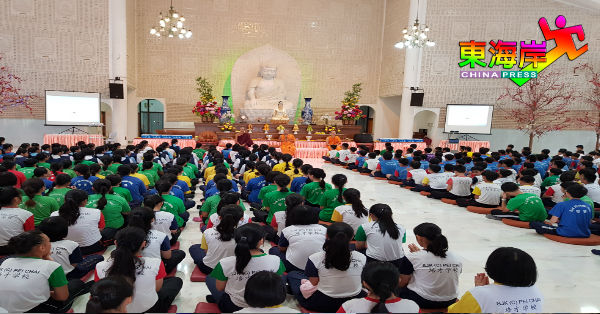 小六准考生们在庄严的万佛殿大殿，聆听比丘诵经开示。