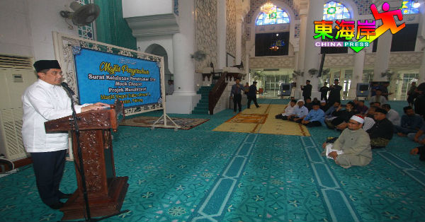 阿兹敏（左）在彭亨州苏丹阿末沙清真寺出席移交提升清真寺祈祷室拨款仪式。