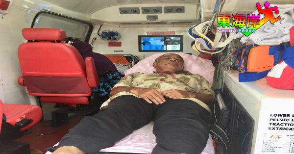 颈部负伤的六旬司机由救护车送院治疗。