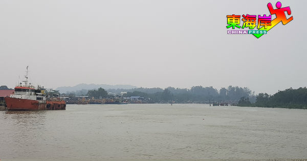 烟霾来侵多时，关丹市河口一带也是白茫茫一片。