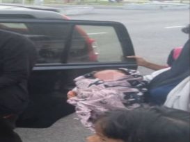 脐带未剪断女婴 弃于他人大门前  警寻生母